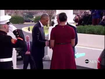 Michelle Obama accepte un cadeau de Melania Trump