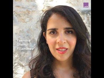 Yasmina Ghemzi interprète un extrait du spectacle 
